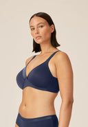 Wire-free bra with cups